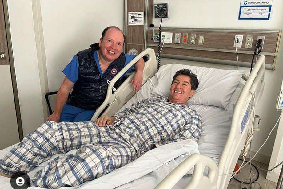 En la foto se puede ver a Tito Puccetti, recostado en un camilla, presuntamente, luego de su cirugía. La persona que lo acompaña es Roberto Díaz, neurocirujano.