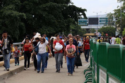 35 mil venezolanos cruzan diariamente la frontera entre Colombia y su país. / Agencia Anadolu