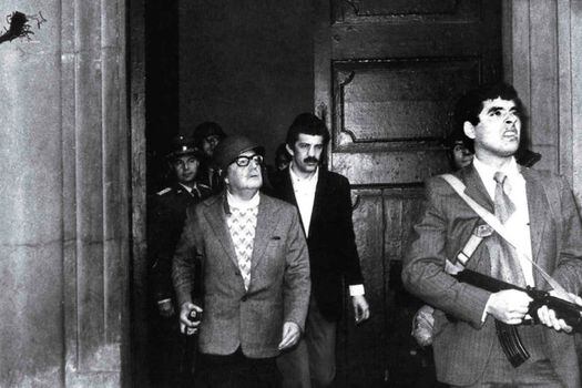 Una de las últimas imágenes en las que Allende aparece con vida, antes de su muerte el 11 de septiembre de 1973.  / Archivo