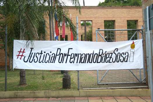 Fotografía de un cartel que pide justicia por Fernando Báez Sosa, un joven estudiante de 18 años e hijo de inmigrantes paraguayos por cuya muerte en 2020 están acusados ante la justicia argentina ocho jugadores de rugby.