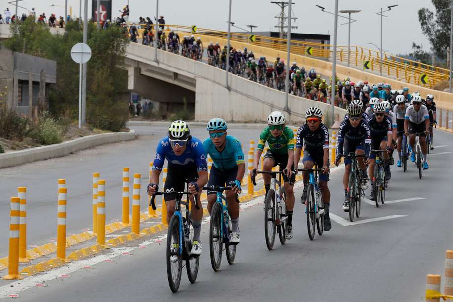 Corredores compiten en la primera etapa del Tour Colombia 2024 hoy, entre Paipa y Duitama (Colombia). 
