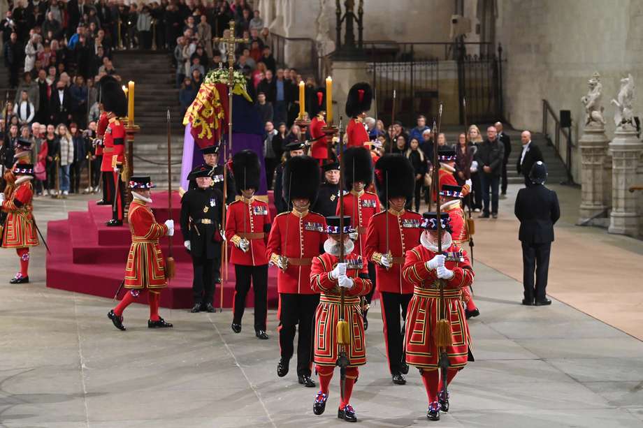 La tradición exige un período de duelo nacional de 12 días después de la muerte de un monarca. En este caso, el rey Carlos III solicitó ampliarlo hasta siete días después del funeral de la reina, es decir, hasta el 26 de septiembre.