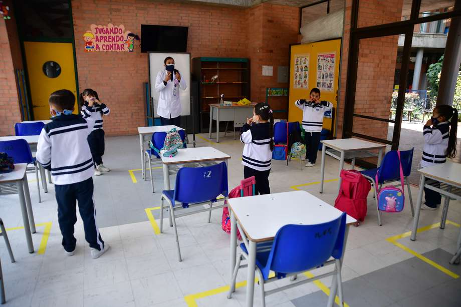 Estudiantes regresan a clases presenciales en los colegios públicos de Bogotá, durante la pandemia por Covid-19. Acá el colegio Bellavista. 