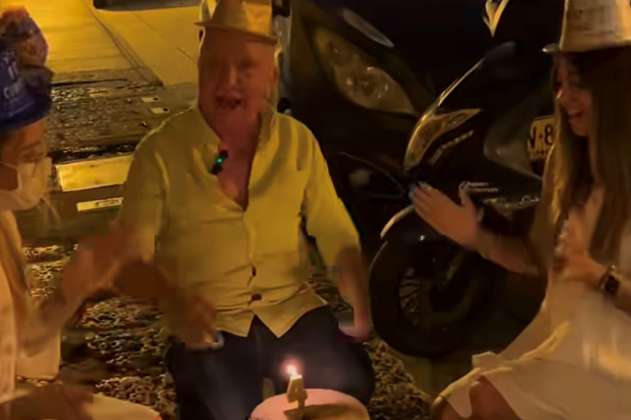 Con pastel y gorros ciudadanos conmemoraron cuatro años de un hueco en Cartagena