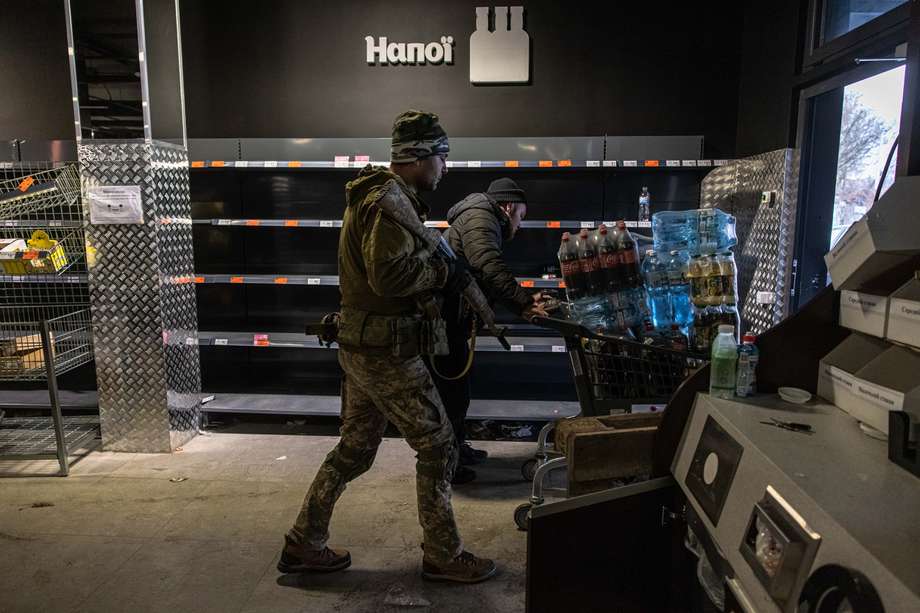 Miembros del ejército ucraniano recorren un supermercado abandonado en Kiev en busca de agua y alimentos. EFE/EPA/ROMAN PILIPEY
