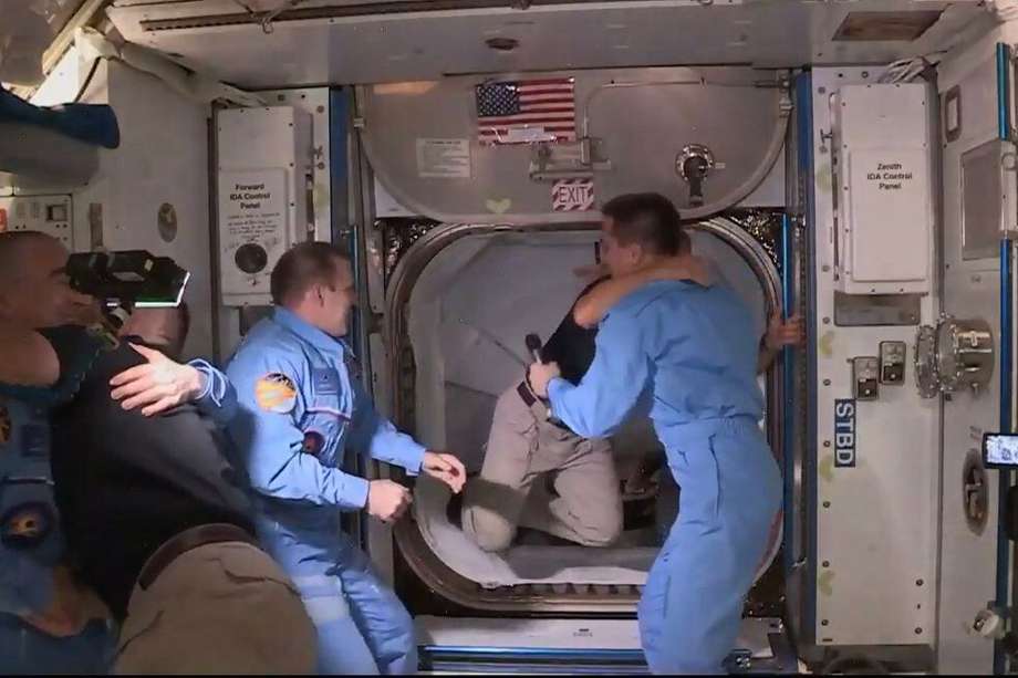 Los astronautas Douglas Hurley(derecha) y Robert Behnken(izquierda) llegando a la Estación Espacial Internacional y saludando a sus colegas en ese lugar este domingo 31 de mayo. 
