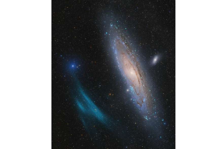 Un equipo de astrónomos aficionados dirigido por Marcel Drechsler, Xavier Strottner y Yann Sainty realizó un sorprendente descubrimiento: un enorme arco de plasma junto a la galaxia de Andrómeda