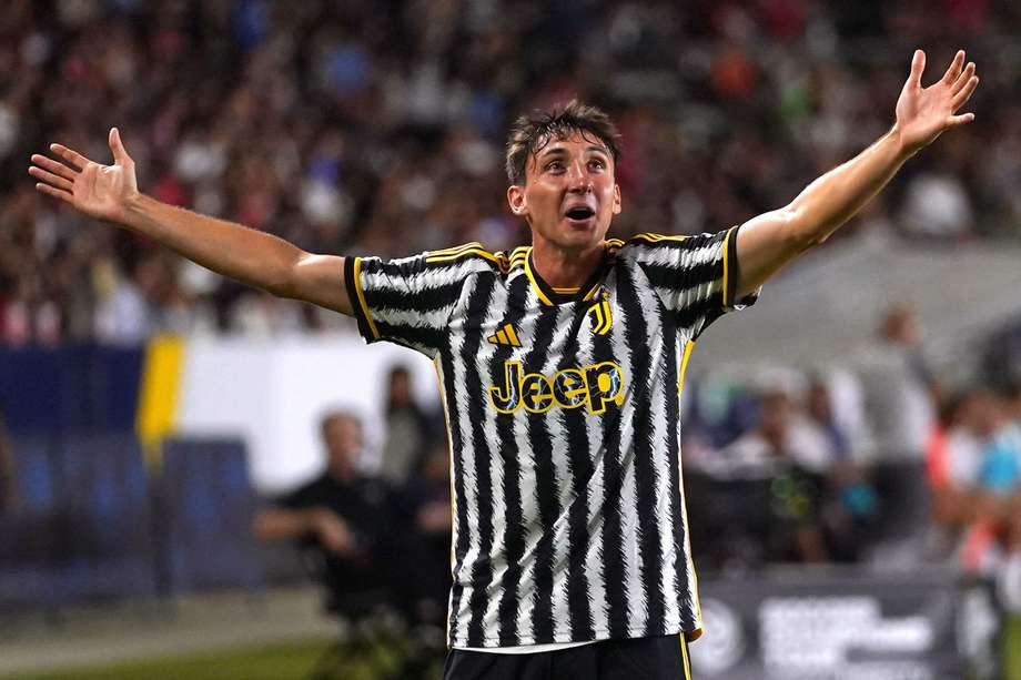 Andrea Cambiaso, de la Juventus, reclama una decisión arbitral durante un partido de pretemporada contra AC Milan disputado en Carson Estados Unidos.
