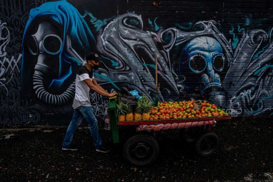 Vendedor informal de fruta en Medellín.