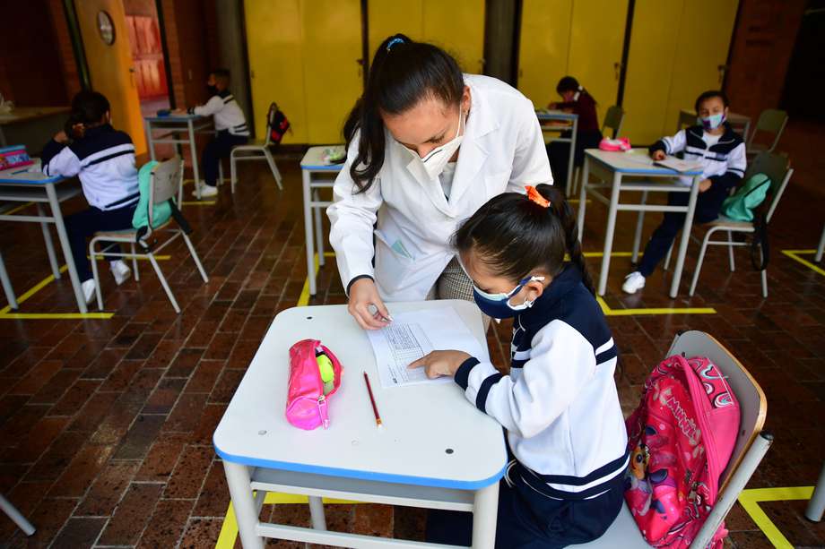 Estudiantes regresan a clases presenciales en los colegios públicos de Bogotá, durante la pandemia por Covid-19.