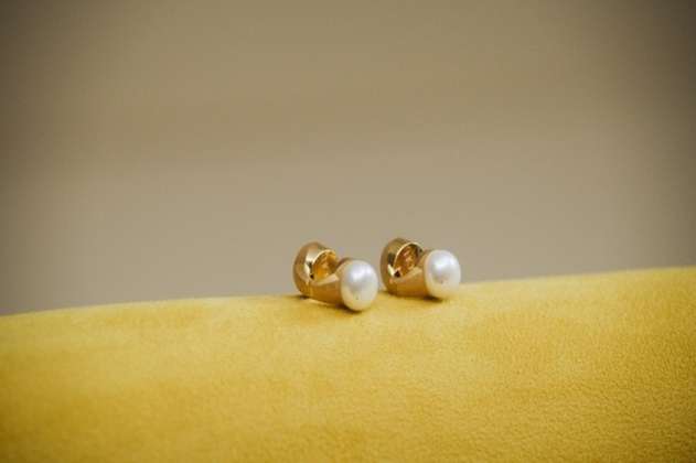 Crean unos aretes de perlas con auriculares incorporados