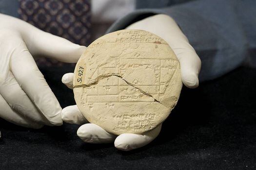 Tablilla Si.427, datada entre los años 1900 y1600 a.C. Un topógrafo de la antigua Babilonia escribió en esta arcilla con un estilete.