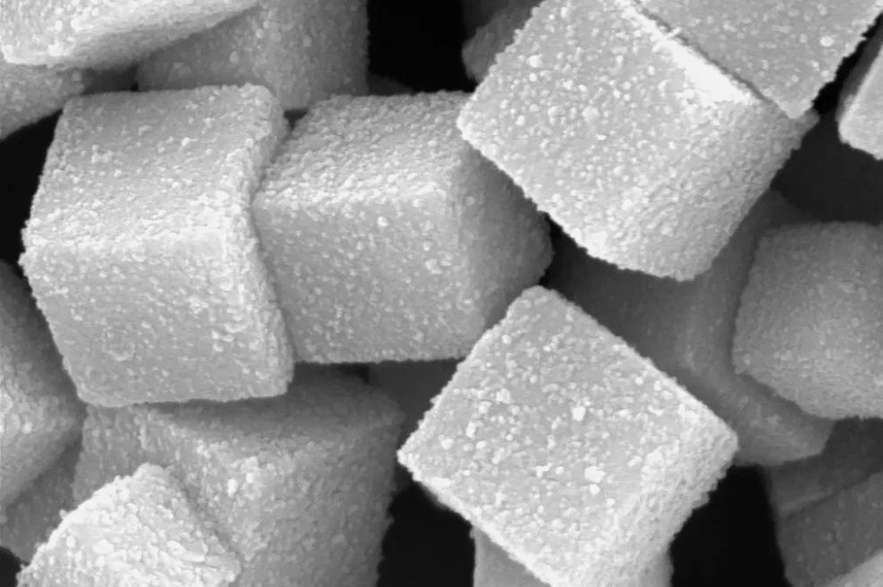 Esta foto, similar a cubos de azúcar, es de partículas de óxido de hierro cubierta en plata.