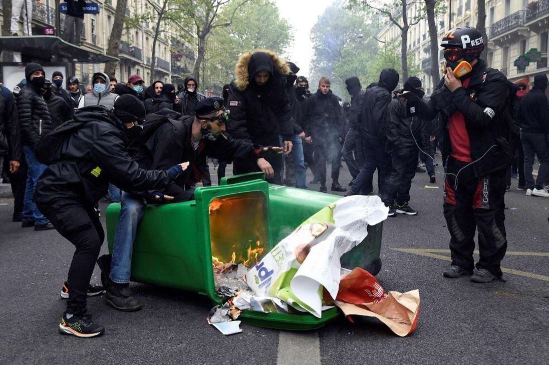 Las fuerzas del orden intervinieron cuando se presentaron roces entre manifestantes sindicales y otros con el rostro cubierto.