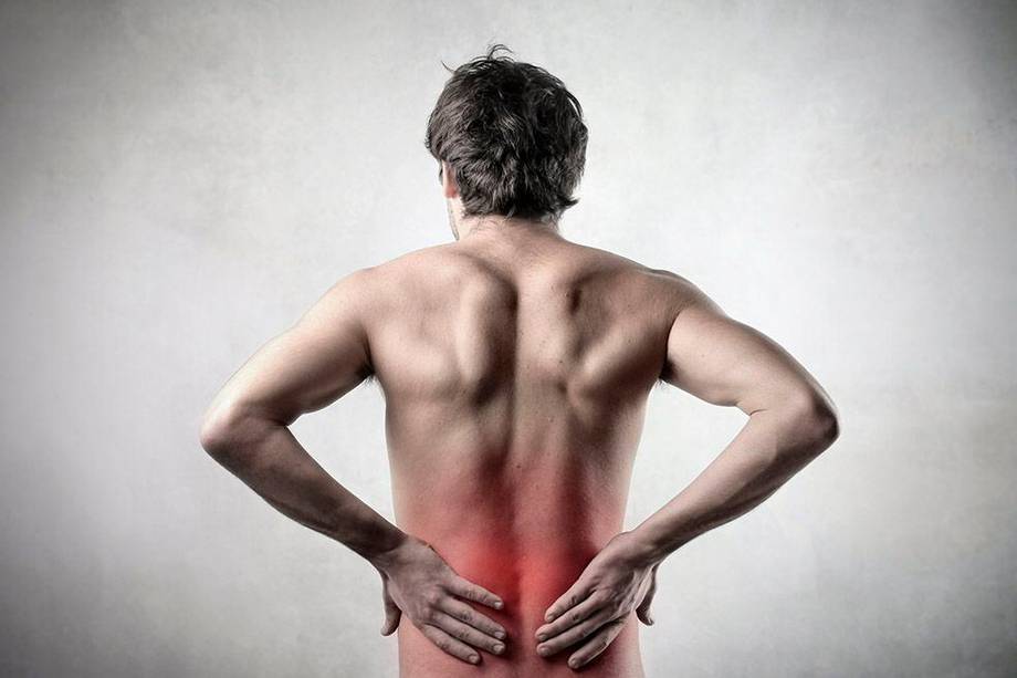 Los dolores de espalda crónicos deben ser diagnosticados por un médico. 