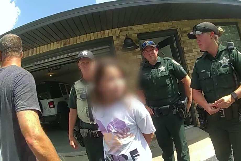 La Oficina del Sheriff de Volusia compartió la grabación de una cámara corporal de uno de sus oficiales, que muestra el momento en el que la niña es arrestada.