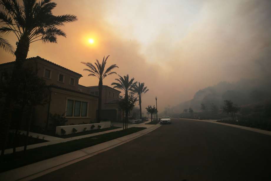 El incendio de Silverado arde en el condado de Orange cerca de una calle residencial el 26 de octubre de 2020 en Irvine, California. El incendio provocó evacuaciones obligatorias de más de 90.000 residentes y dejó a dos bomberos de la Autoridad de Bomberos del Condado de Orange gravemente heridos.