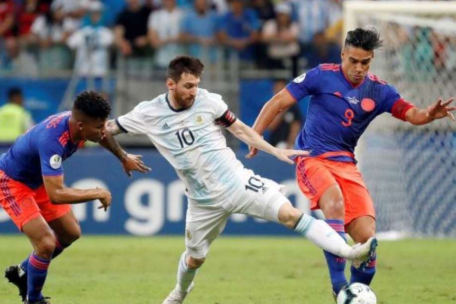 Messi y Falcao disputan un balón en la Copa América de 2019.