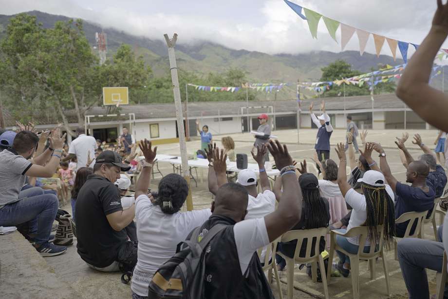 Indígenas wounaan que ocupan el albergue humanitario Arcesio Paz, en Dagua (Valle), entregaron a delegados del Gobierno y el Eln su visión sobre el retorno a su territorio.