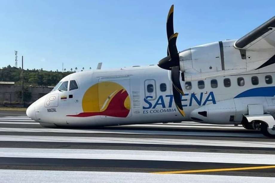 Así quedó el avión en la pista de salida del Aeropuerto Internacional Gustavo Rojas Pinilla, según las imágenes difundidas por los pasajeros en redes sociales.