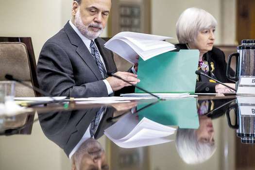 El presidente de la Reserva  Federal de EE.UU., Ben  Bernanke, y su sucesora Janet Yellen en la reunión del consejo para discutir la versión final de la ‘Norma Volcker’.  / EFE