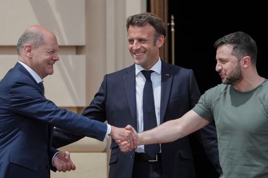 El presidente ucraniano, Volodimir Zelenski, recibió al canciller alemán, Olaf Scholz, y al presidente francés, Emmanuel Macron, en el Palacio Mariinsky, en Kiev.