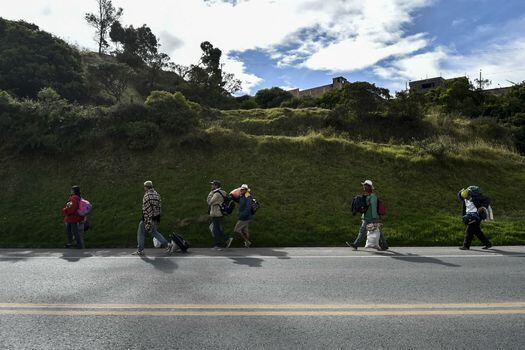 Estas imágenes son diarias: decenas de venezolanos caminando las carreteras de Colombia rumbo a Perú. / AFP