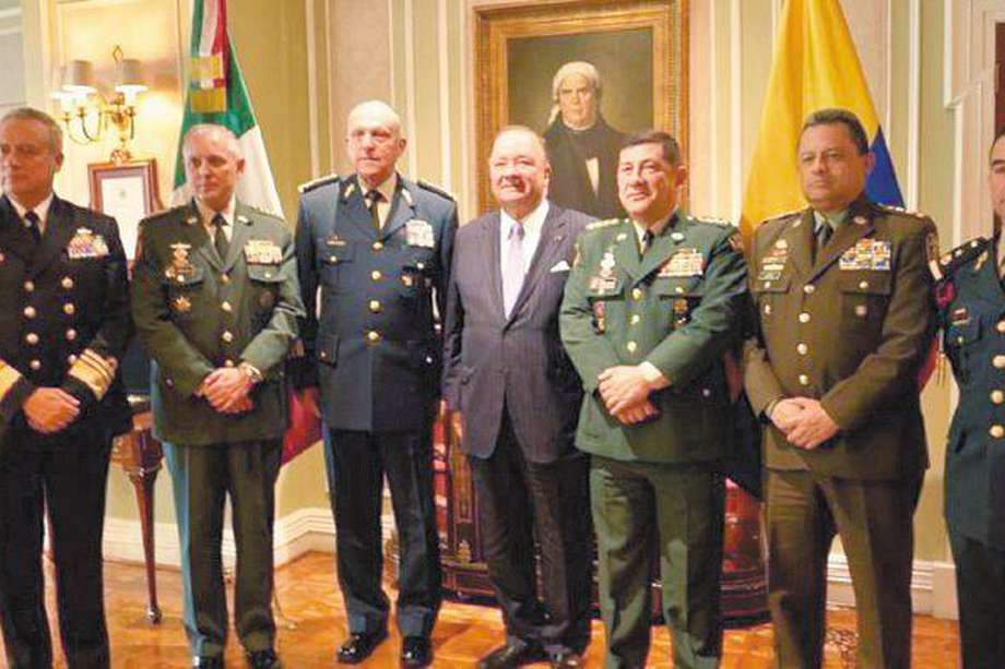 Aquí se observa a Salvador Cienfuegos a la derecha de Luis Carlos Villegas y junto a los comandantes colombianos. / Foto de archivo del Ministerio de Defensa