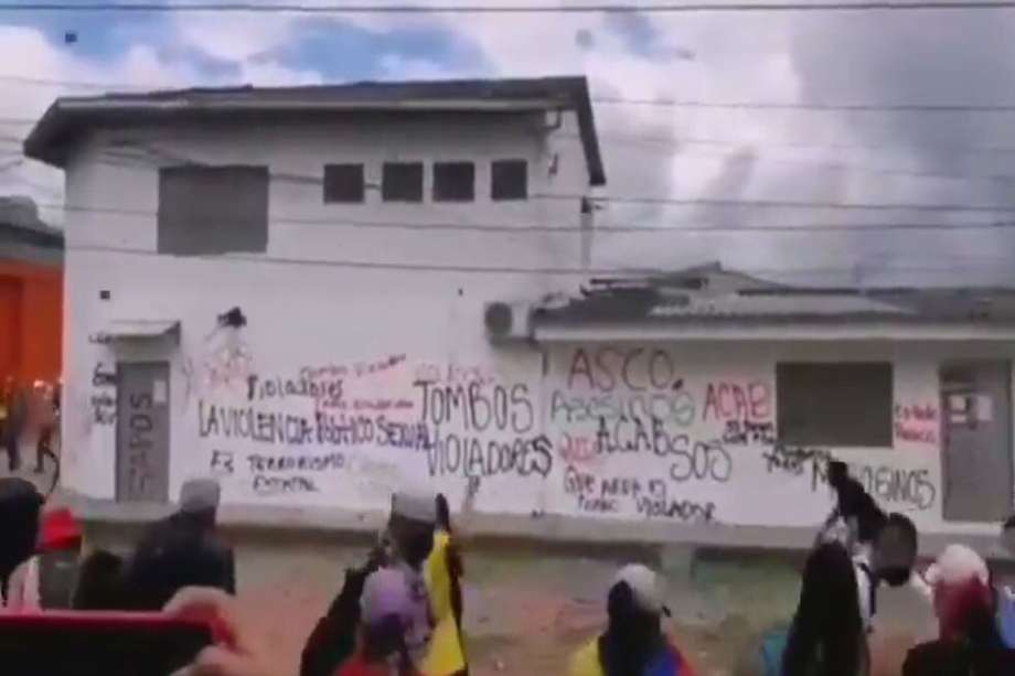 Desde temprano, miles de personas se manifestaban frente a la URI de la capital del Cauca, donde, presuntamente, miembros de la policía habrían abusado de una menor de edad.