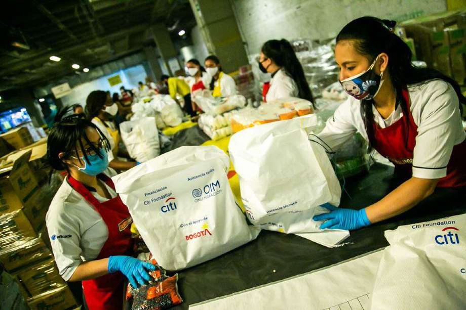 A través del programa Bogotá Solidaria en Casa se entregaron ayudas alimentarias y kits de aseo a 2.185 familias.