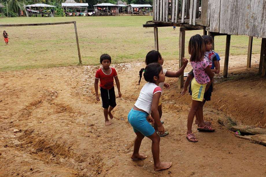 Niños del resguardo emberá Guamal-La Raya. Según estadísticas del Dane, tomadas del censo de 2018, en Colombia hay más de 77 mil miembros de la comunidad indígena emberá chamí. / Foto Rafael Latorre