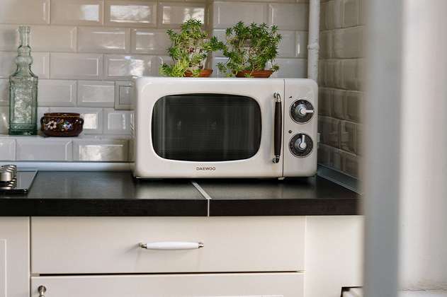 Usa este truco para limpiar el microondas y elimina olores desagradables 