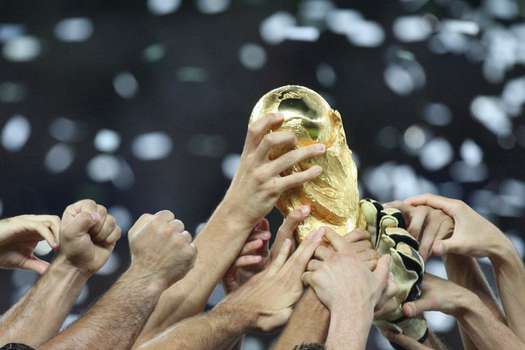 Fotografía de archivo del 9 de julio de 2006 que muestra el trofeo del Mundial de la FIFA durante la celebración de la victoria de la selección de Italia en la final del Mundial disputada contra Francia en Berlín (Alemania). 