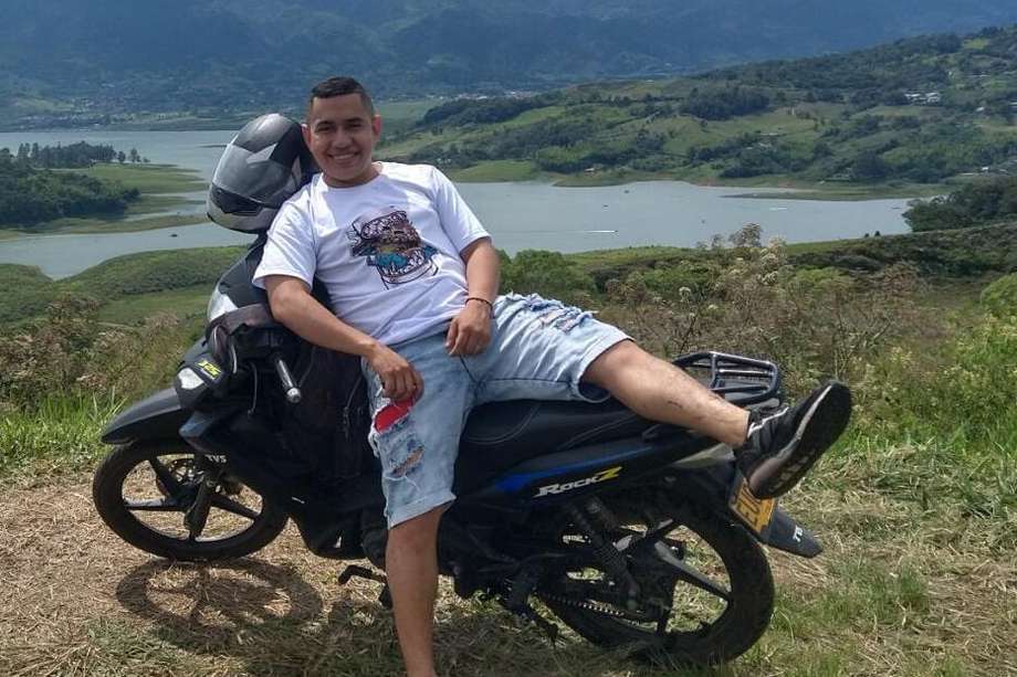 Con lo que ganaba vendiendo zapatillas en el centro de Cali, Miguel Ángel Pinto se había comprado una moto.
