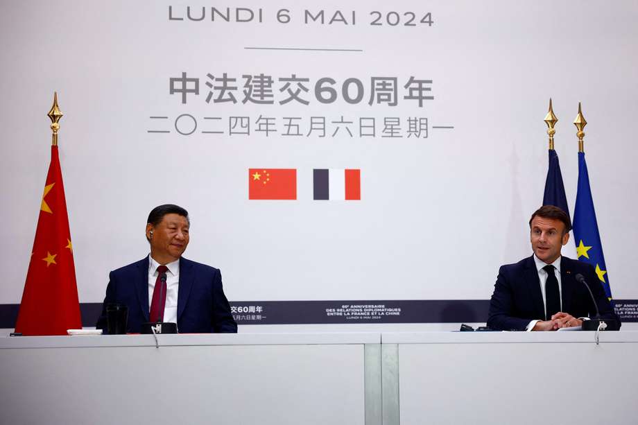 Presidente francés Emmanuel Macron (derecha) y el presidente de China Xi Jinping. EFE /Sarah Meyssonnier / POOL MAXPPP OUT