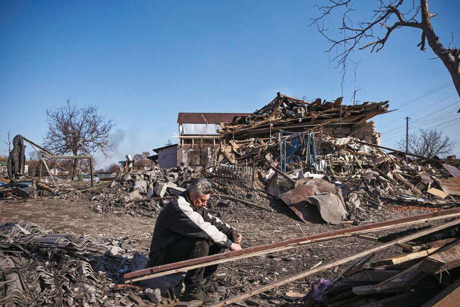 De muchos pueblos ucranianos  solo quedan ruinas por los bombardeos rusos.  Imagen captada el pasado 20 de marzo en Krasylivka, al este de Kiev.  
