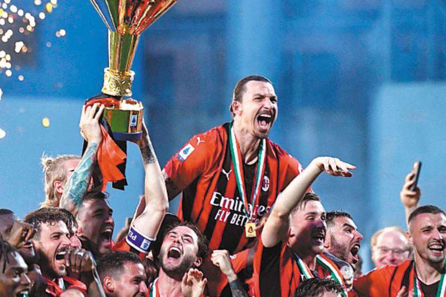 Zlatan Ibrahimovic celebra con sus compañeros la obtención del 'Scudetto', trofeo de la Serie A.