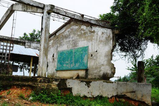 Salón de clases destruido de la escuela de Sierra de Venao, este espacio educativo quedó sin techo luego del bombardeo entre el Ejército Nacional y el bloque 37 de las Farc en el año 2002.
