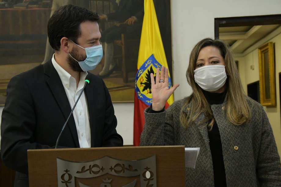 Carlos F. Galán, presidente del Concejo en 2020, junto a la nueva presidenta de la corporación, María Fernanda Rojas.