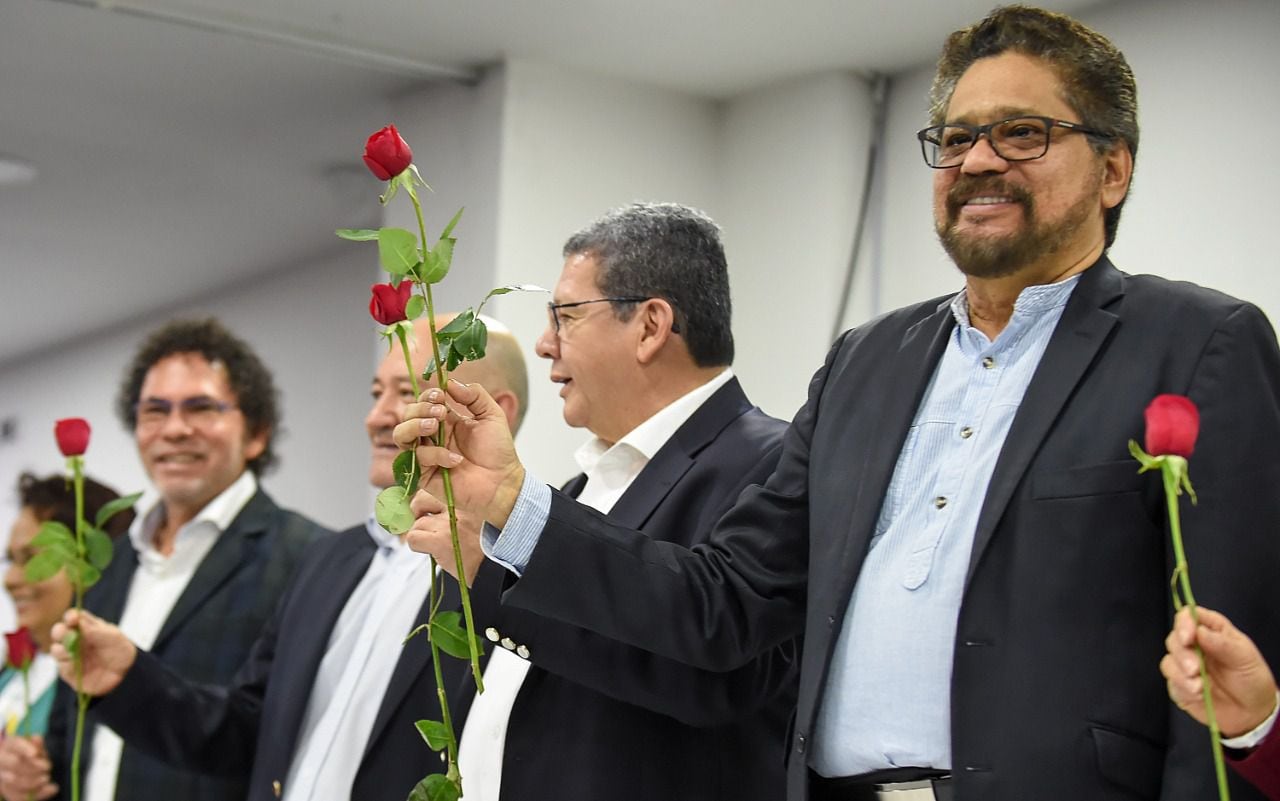 El 1° de septiembre de 2017, nace el partido Fuerza Alternativa Revolucionaria del Común. En la foto aparecen de izquierda a derecha: Pastor Alape, Carlos Antonio Lozada, Pablo Catatumbo e Iván Márquez. El símbolo del partido ha sido, desde entonces, una rosa roja.