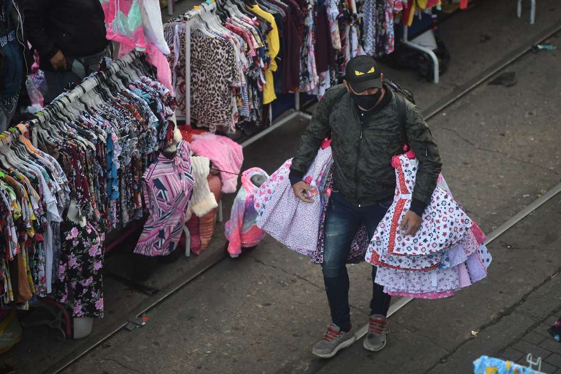 Los vendedores formales de la zona se quejan constantemente por el poco control que se tiene sobre los informales que ofrecen los productos en las calles.