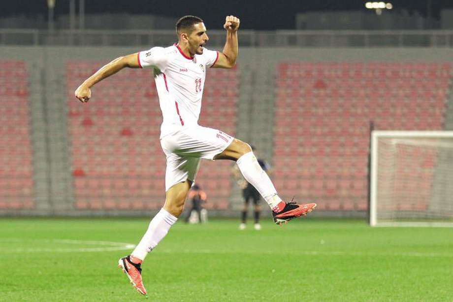 El delantero barranquillero Pablo Sabbag en acción con la selección de Siria  durante un partido amistoso previo a la Copa Asiática. / SFA