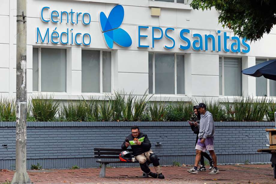 AME4426. BOGOTÁ (COLOMBIA), 03/04/2024.- Fotografía que muestra la fachada de un centro médico de la EPS Sanitas este miércoles en Bogotá (Colombia). La estatal Superintendencia de Salud (Supersalud) intervino el martes 02 de abril, por un periodo de un año, a la entidad prestadora de salud (EPS) Sanitas, a la que están asociadas casi seis millones de personas en Colombia, por supuesta insolvencia en la crisis que enfrentan varias empresas del sector en el país. EFE/Mauricio Dueñas Castañeda
