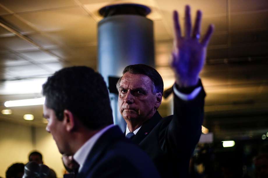 BRA01. RIO DE JANEIRO (BRASIL), 28/10/22.- El presidente y candidato a reelección, Jair Bolsonaro (d), participa con el exministro de Justicia, Sergio Moro (i), durante una rueda de prensa después del debate hoy, en los estudios de TV Globo en Río de Janeiro (Brasil). El presidente de Brasil, Jair Bolsonaro, y su contrincante, el exmandatario Luiz Inácio Lula da Silva, protagonizan este viernes el último cara a cara antes de la segunda vuelta de las elecciones presidenciales del domingo. EFE/Antonio Lacerda
