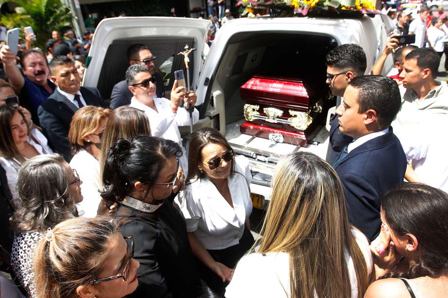 Durante la despedida del cantautor Darío Gómez, se presentaron varios disturbios que alteraron los ánimos en medio de su entierro. EFE/ Luis Eduardo Noriega
