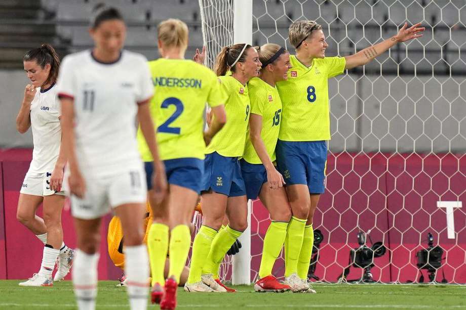 Lina Hurtig celebra con sus compañeras la victoria 3-0 de Suecia sobre Estados Unidos en los Juegos Olímpicos de Tokio 2021.