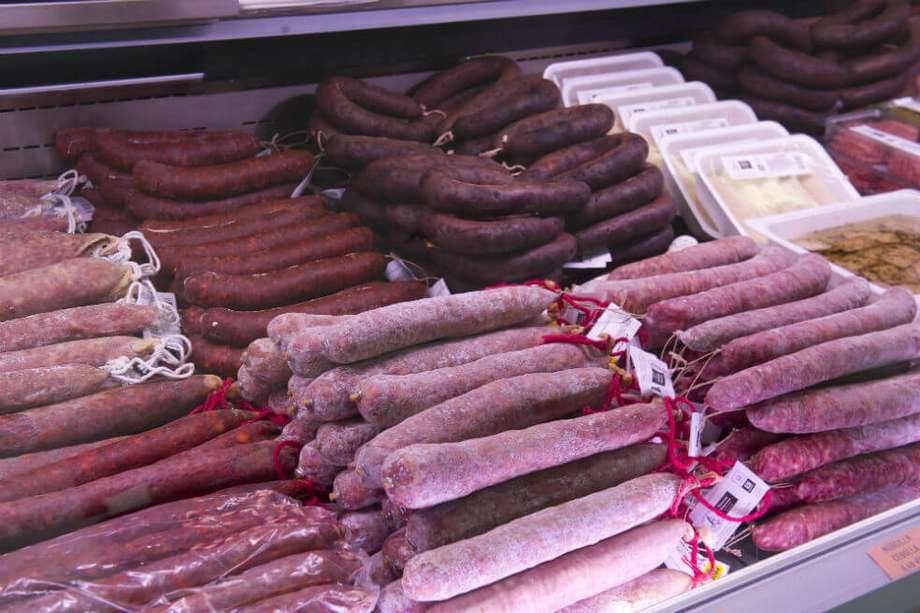 Los nitratos son añadidos a las carnes embutidas para que mantengan un color rojizo. / Wikimedia Commons