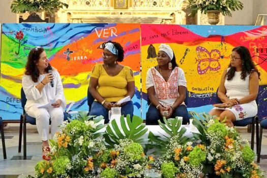 Con la participación de la embajadora de la UE en Colombia, el procurador general y la Comisión de la Verdad, los testimonios de las víctimas de violencia sexual fueron escuchados y su dignidad fue honrada en un acto en Cartagena. / Comisión de la Verdad
