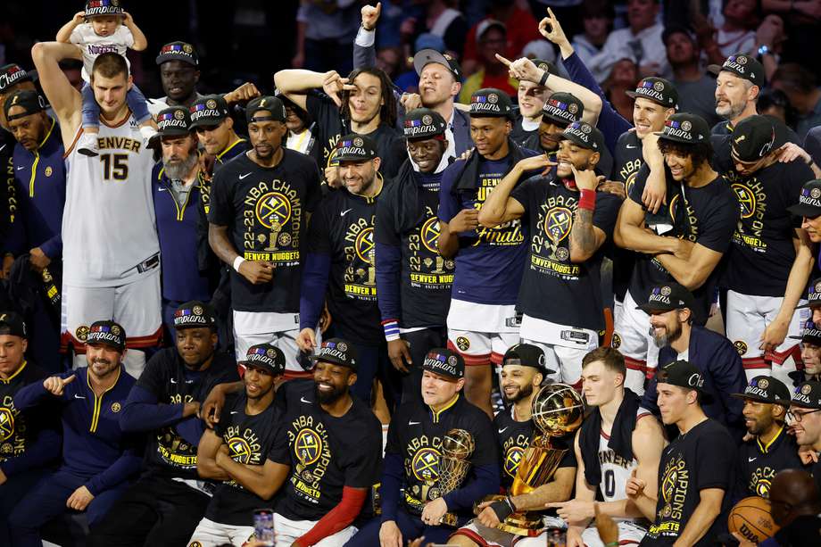 Los Nuggets de Denver posan para una foto del equipo después de derrotar al Heat de Miami en el quinto juego de las finales de la NBA en el Ball Arena de Denver, Colorado, EE. UU., el 12 de junio de 2023. Los Nuggets son campeones de la NBA por primera vez en la historia de su franquicia.
