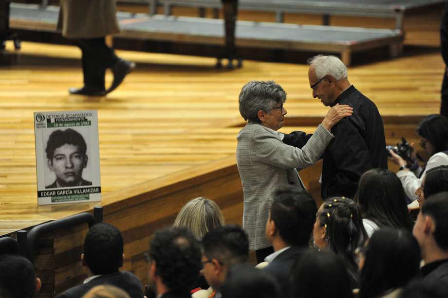 Teresa Sanjuán recibe el grado de su hermano Samuel Humberto Sanjuán 42 años después de su desaparición. La Universidad Nacional le otorgó el título de Antropólogo.